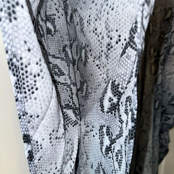 BOUTIQUE WOMENS SNAKE 👘 KIMONO NEW - Picture 2 of 5